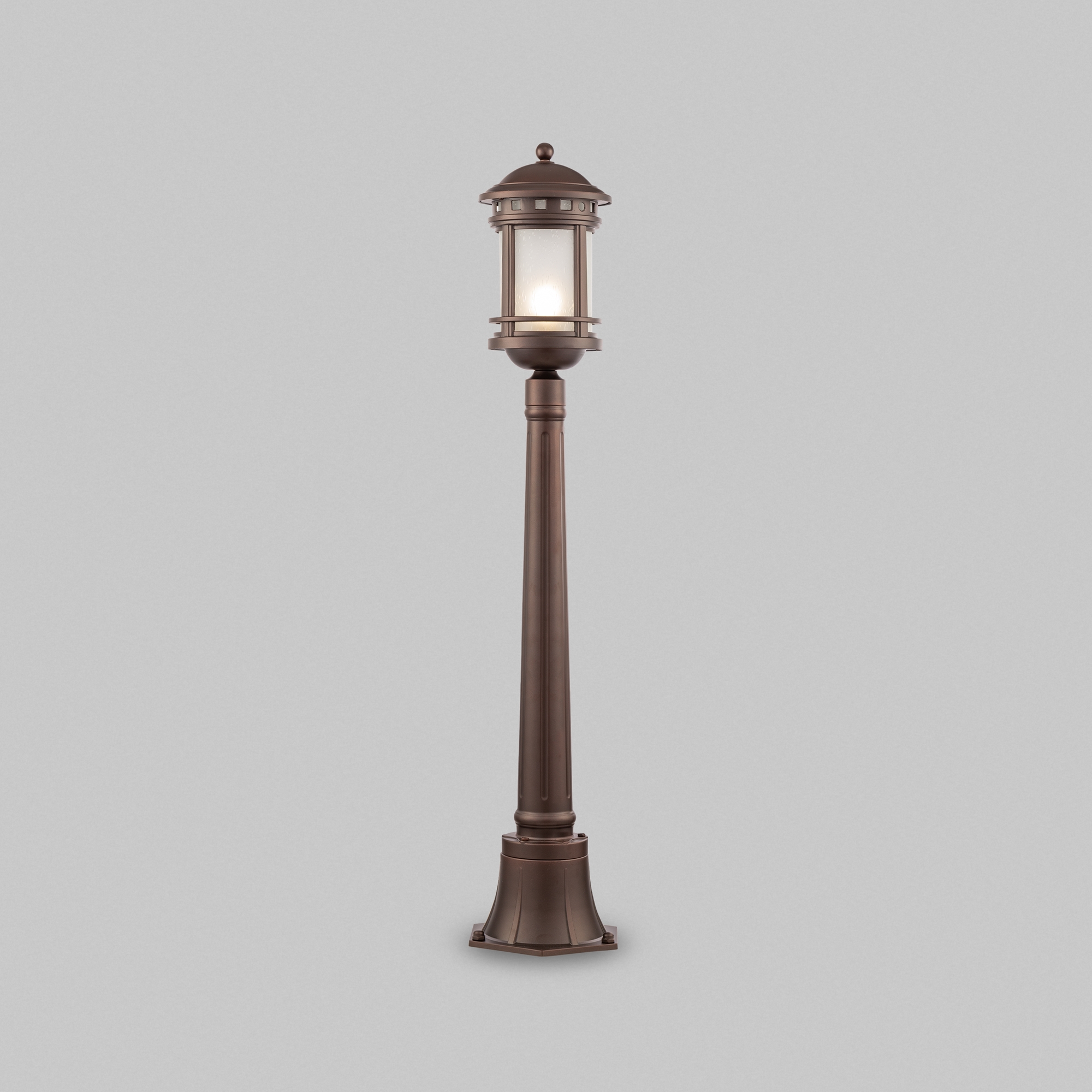 картинка Уличный светильник Maytoni Salamanca O031FL-01BR магазин pro-decor.kz являющийся официальным дистрибьютором в Казахстане картинка Уличный светильник Maytoni Salamanca O031FL-01BR от магазина pro-decor.kz