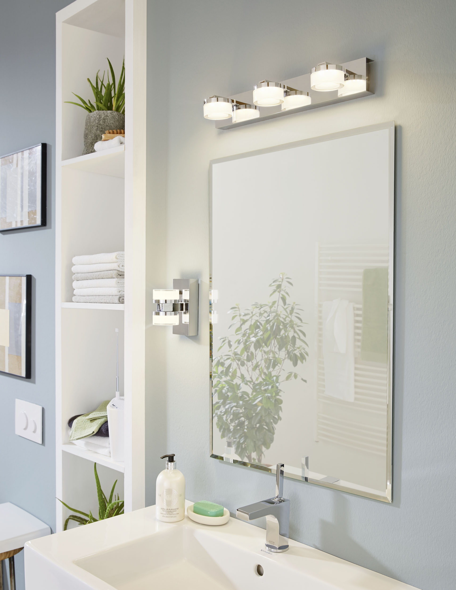 картинка Подсветка для зеркал Eglo Romendo 94653 магазин pro-decor.kz являющийся официальным дистрибьютором в Казахстане картинка Подсветка для зеркал Eglo Romendo 94653 от магазина pro-decor.kz