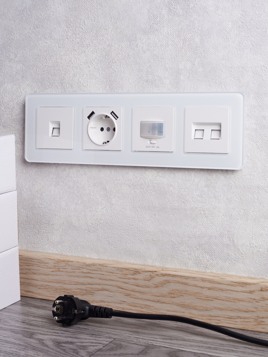картинка BRITE Роз. с з/к/ш 16А с USB A+A 3,1А РЮш10-2-БрБ бел. IEK от магазина pro-decor.kz