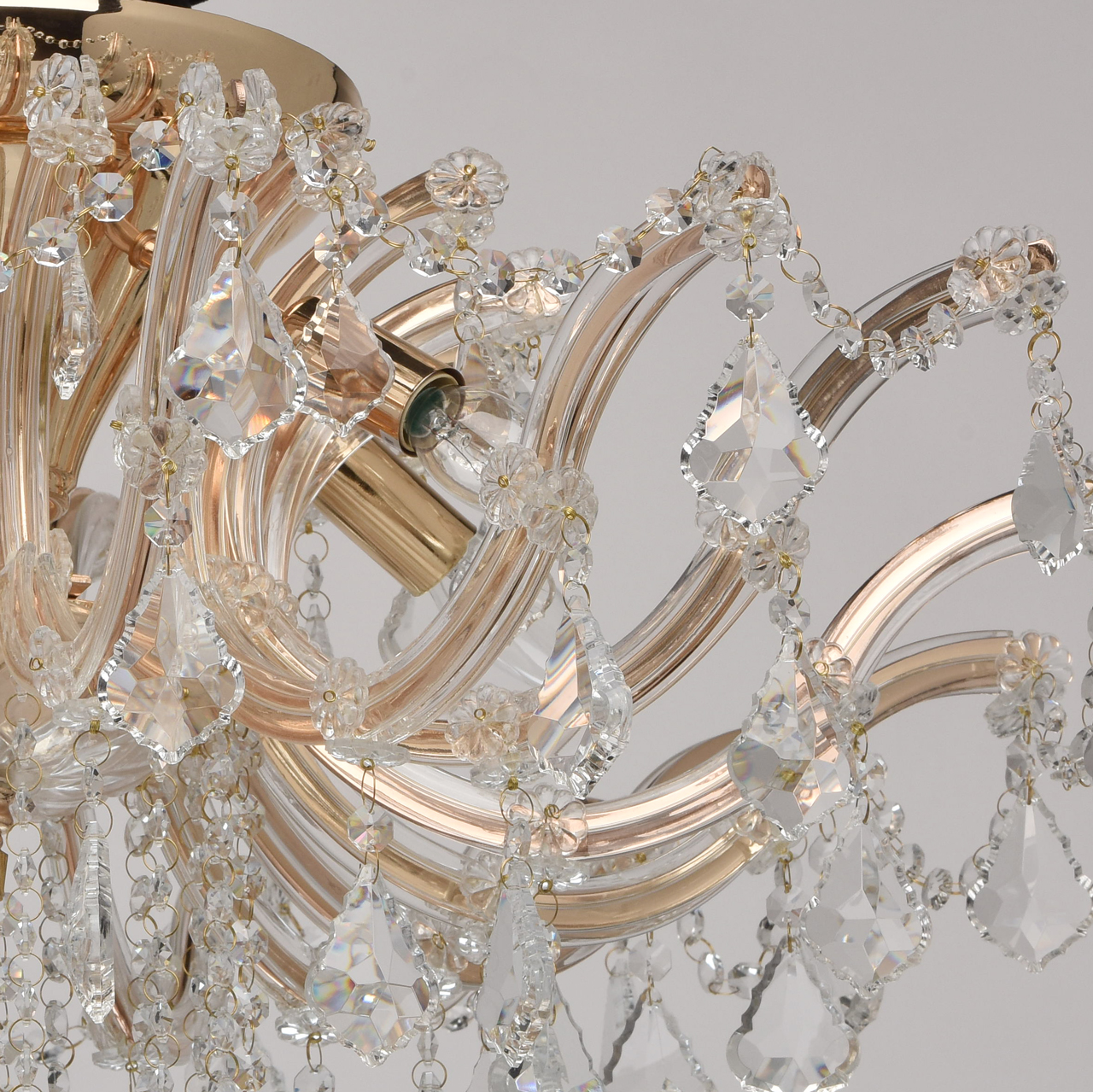 картинка Потолочная люстра Chiaro Луиза 383010106 магазин pro-decor.kz являющийся официальным дистрибьютором в Казахстане картинка Потолочная люстра Chiaro Луиза 383010106 от магазина pro-decor.kz