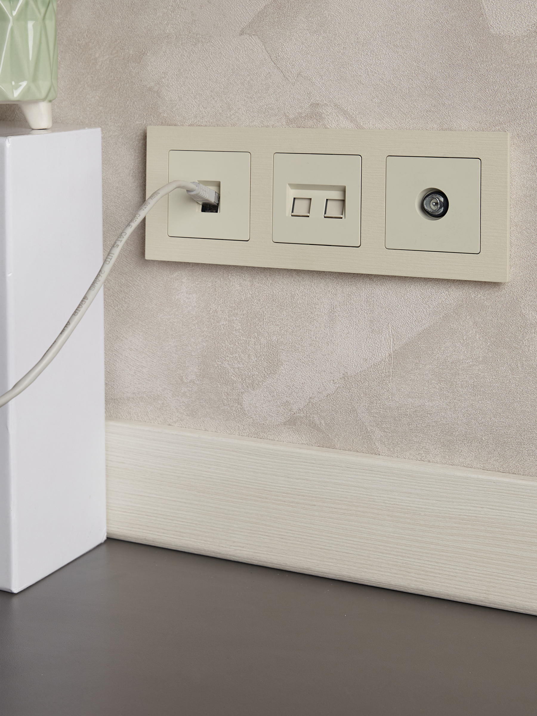 картинка BRITE Роз. комп. 2-ая RJ45 кат.5E РК10-2-БрКр беж. IEK от магазина pro-decor.kz