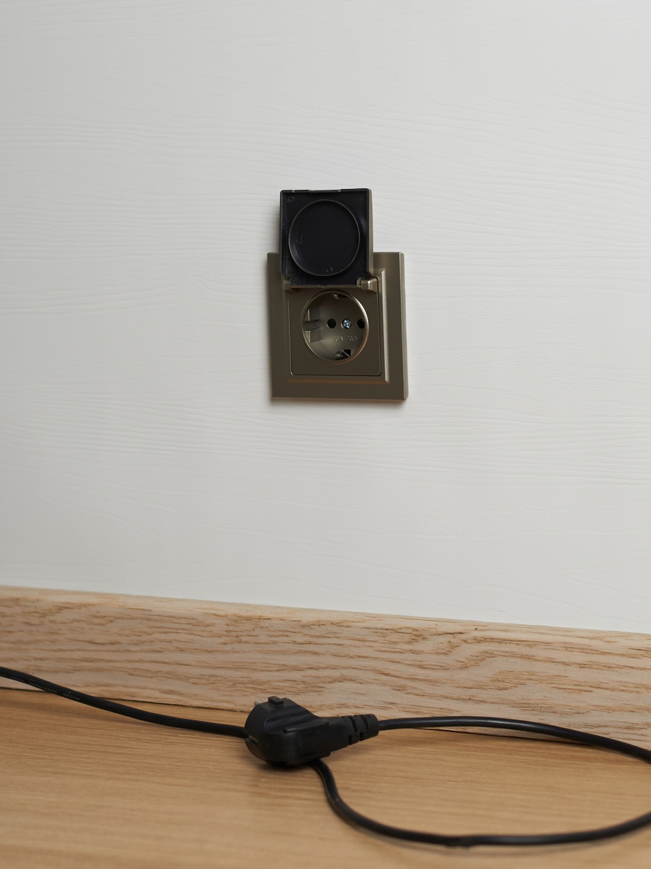 картинка BRITE Роз. с з/к/ш с кр. 16А IP20 РСбш10-3-БрШ шамп. IEK от магазина pro-decor.kz